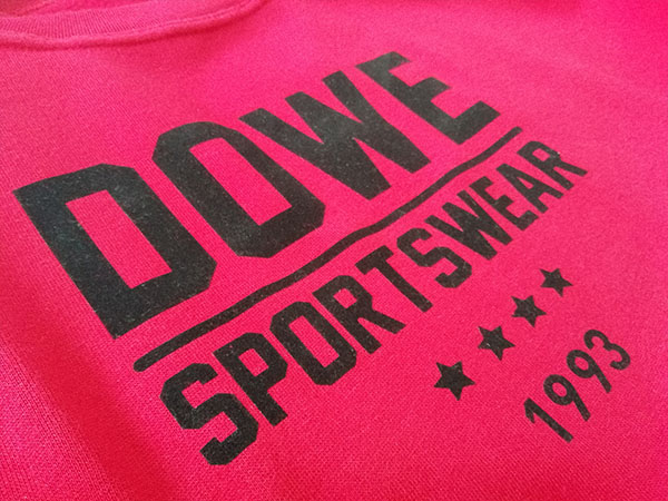 Textilbeflockung - roter Pullover "Dowe Sportswear"