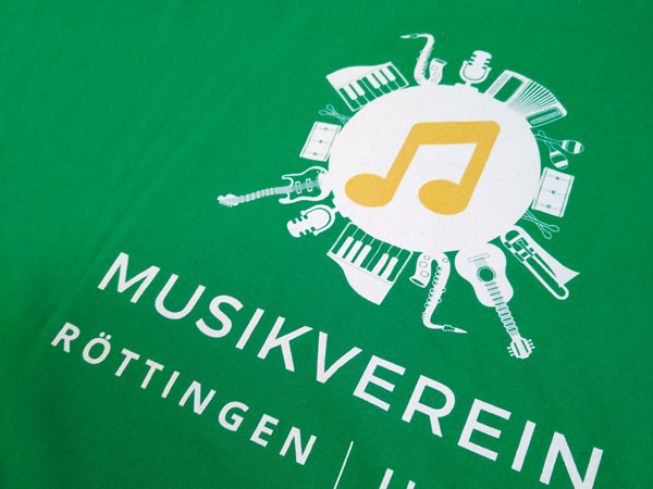 Digitaldruck "Musikverein Röttingen" auf grünem T-Shirt