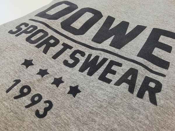Textilbeflockung Motiv "Dowe Sportswear" - Graues Sweatshirt mit schwarzer Schrift
