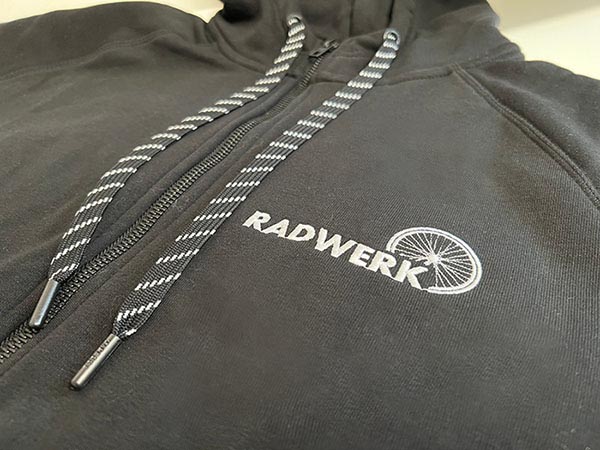 Bestickter schwarzer Hoodie mit Logo von Radwerk. Textilveredlung von DOWE in Lauchheim, Ostalbkreis