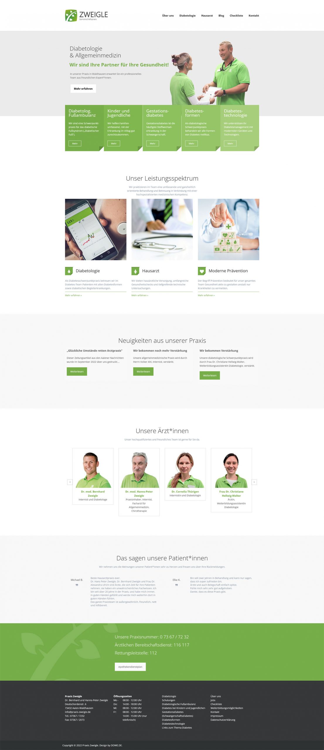 Screenshot der Webseite von Praxis Zweigle in Waldhausen - gestaltet von DOWE - Eine grün-weiß-graue Webseite. Im Kopfbereich sind das Ärztepaar zeigle bei einer Dokumentenübergabe zu sehen. Sie lächeln sich an. Darunter werden die Dienstleistungen der Praxis erläutert.